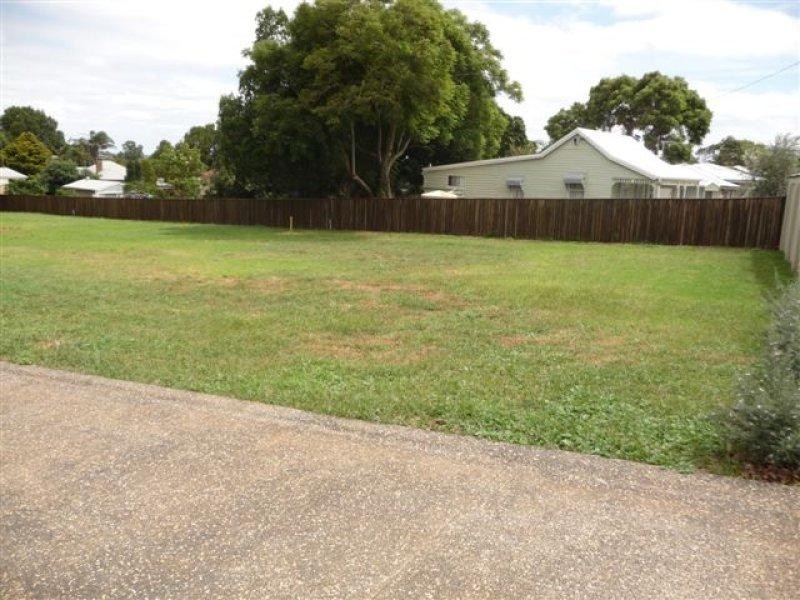 26 Rhyde Street, Mount Lofty QLD 4350