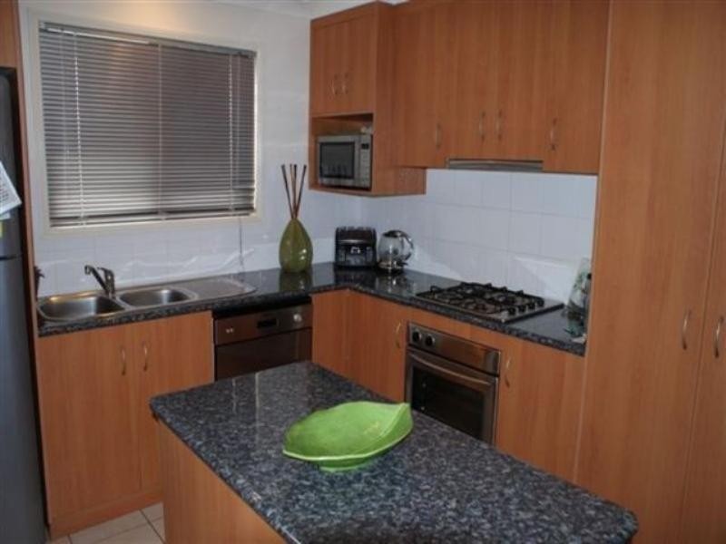 2/396 West Street, Kearneys Spring QLD 4350