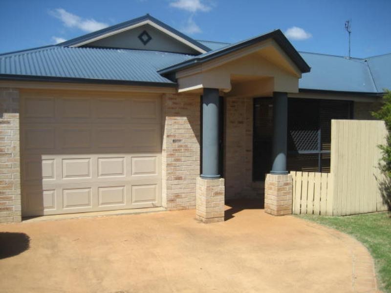 2/396 West Street, Kearneys Spring QLD 4350