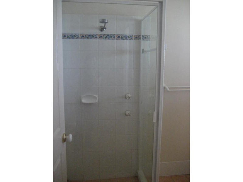 2/396 West Street, Kearneys Spring QLD 4350