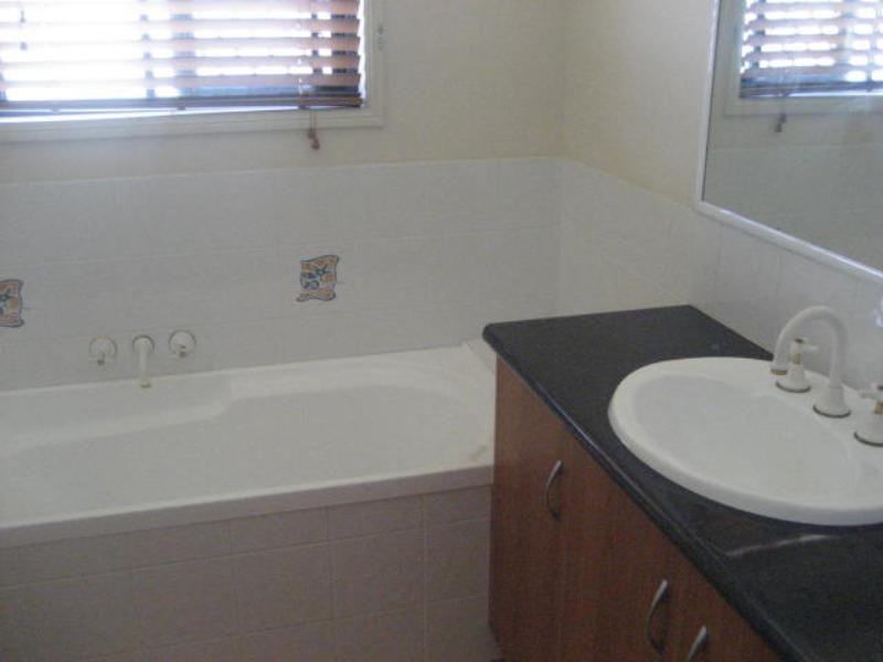 2/396 West Street, Kearneys Spring QLD 4350