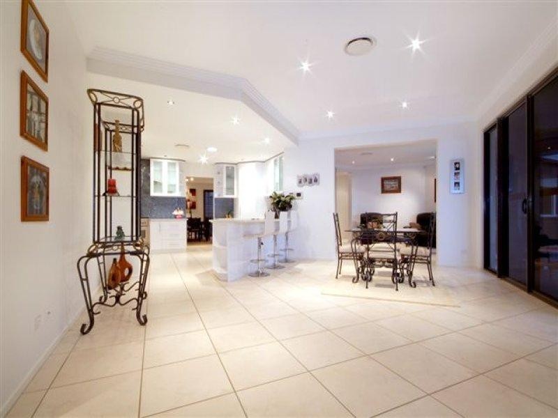 2 Mackenzie Street, Mount Lofty QLD 4350
