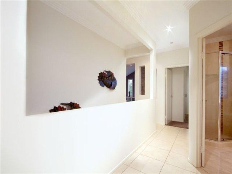 2 Mackenzie Street, Mount Lofty QLD 4350