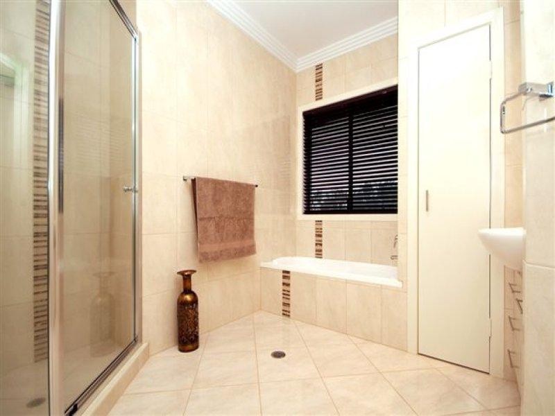 2 Mackenzie Street, Mount Lofty QLD 4350