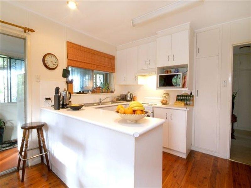 9 Ross Street, Mount Lofty QLD 4350