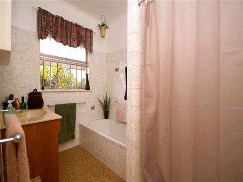 9 Ross Street, Mount Lofty QLD 4350