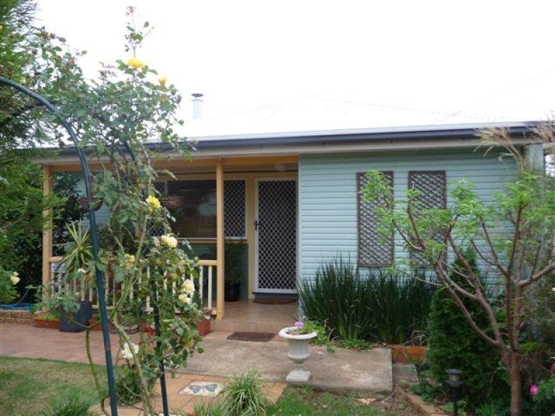 9 Reginald Street, Mount Lofty QLD 4350