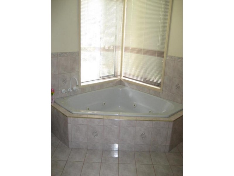 4 Hanna Court, Westbrook QLD 4350