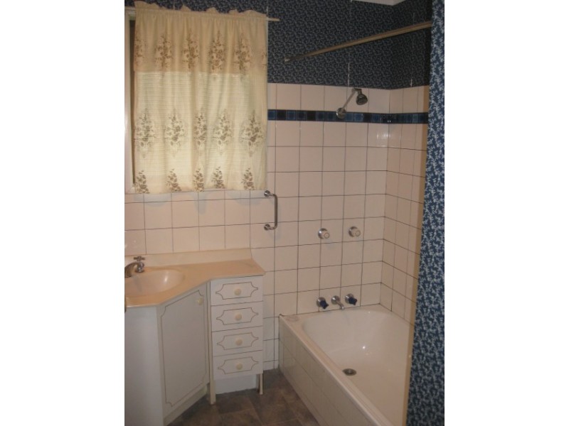 2/72 Wine Drive, Wilsonton Heights QLD 4350