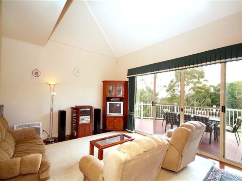 8 Mackenzie Street, Mount Lofty QLD 4350