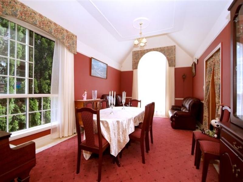 8 Mackenzie Street, Mount Lofty QLD 4350