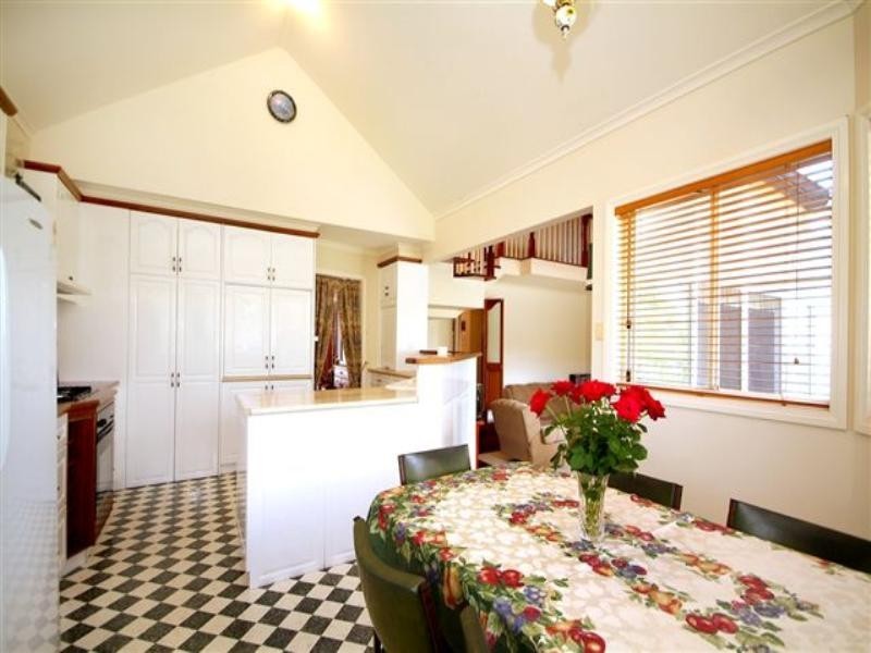 8 Mackenzie Street, Mount Lofty QLD 4350