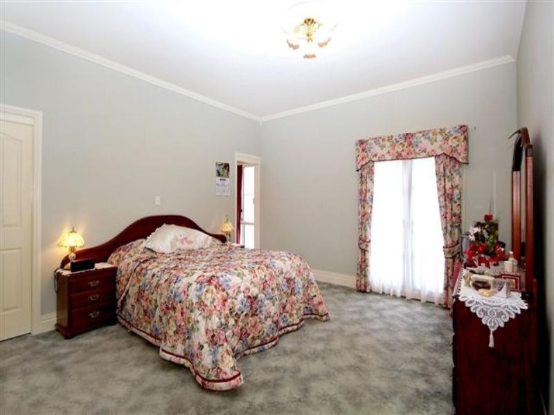 8 Mackenzie Street, Mount Lofty QLD 4350