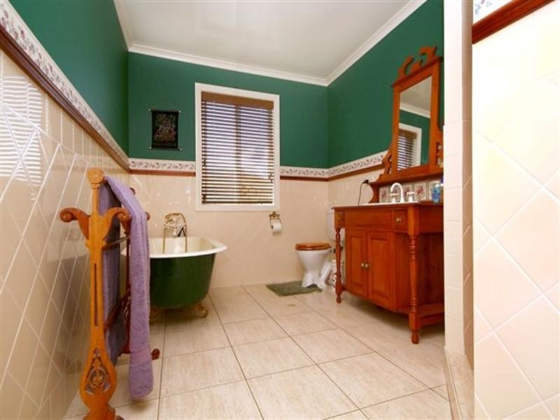 8 Mackenzie Street, Mount Lofty QLD 4350