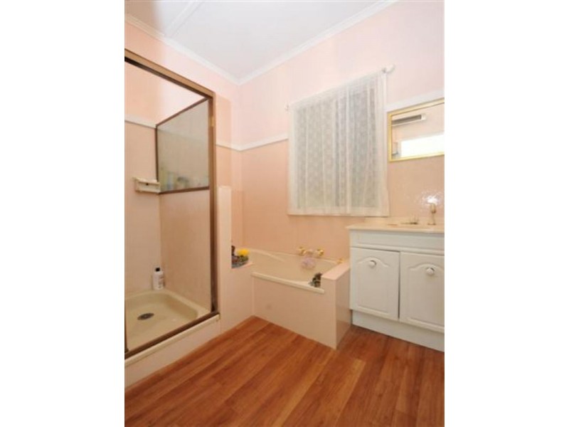 68 North Street, Mount Lofty QLD 4350