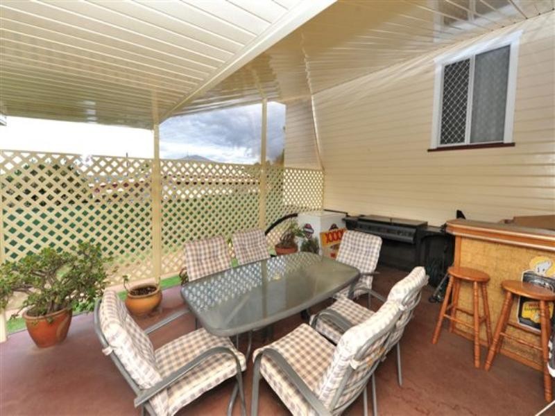 68 North Street, Mount Lofty QLD 4350