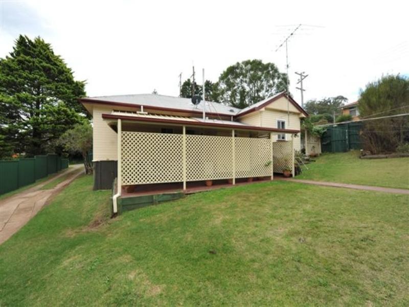 68 North Street, Mount Lofty QLD 4350