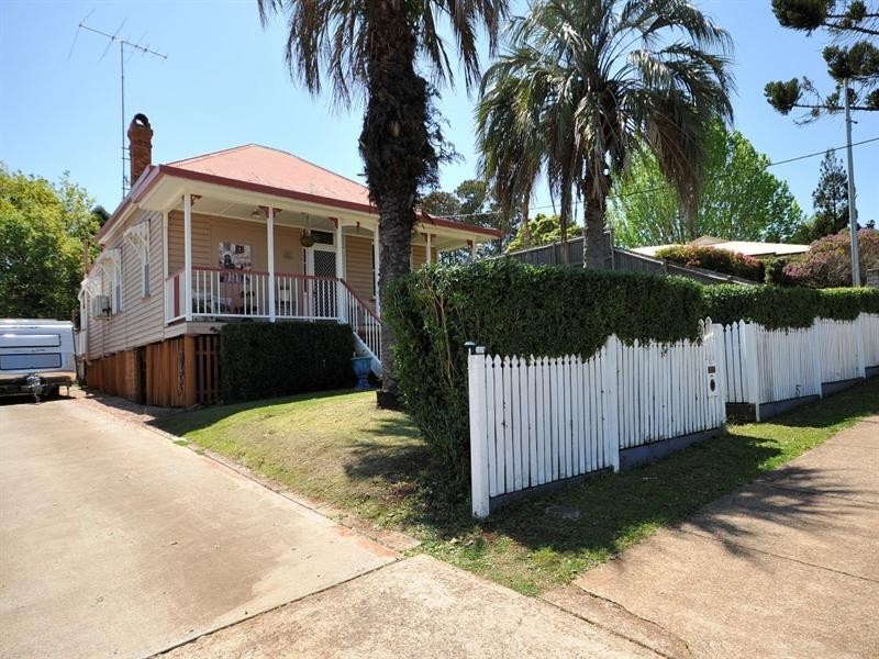 53 Jellicoe Street, Mount Lofty QLD 4350