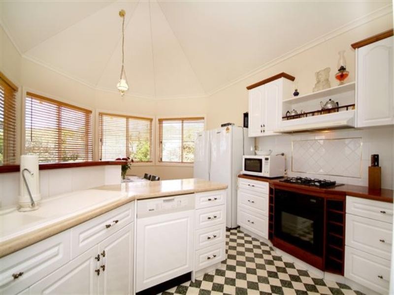 8 Mackenzie Street, Mount Lofty QLD 4350