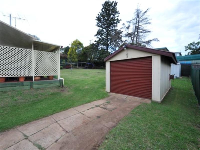 68 North Street, Mount Lofty QLD 4350