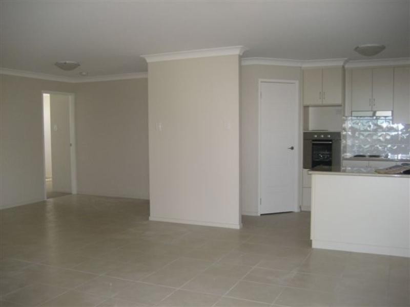 18 Currawong Drive, Highfields QLD 4352