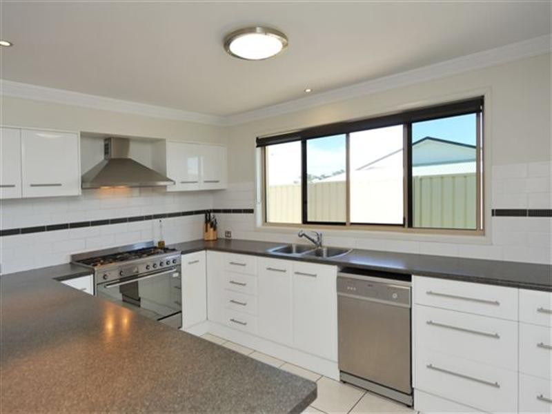 10 Sommariva Street, Westbrook QLD 4350