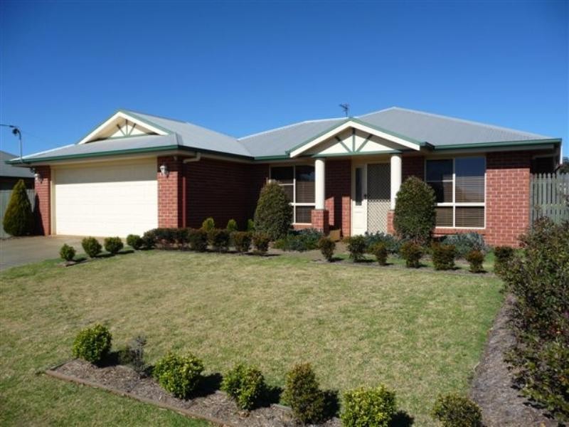 12 Pillar Street, Middle Ridge QLD 4350