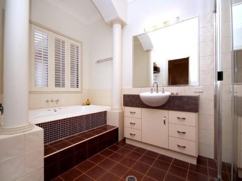 6 Howard Street, Middle Ridge QLD 4350
