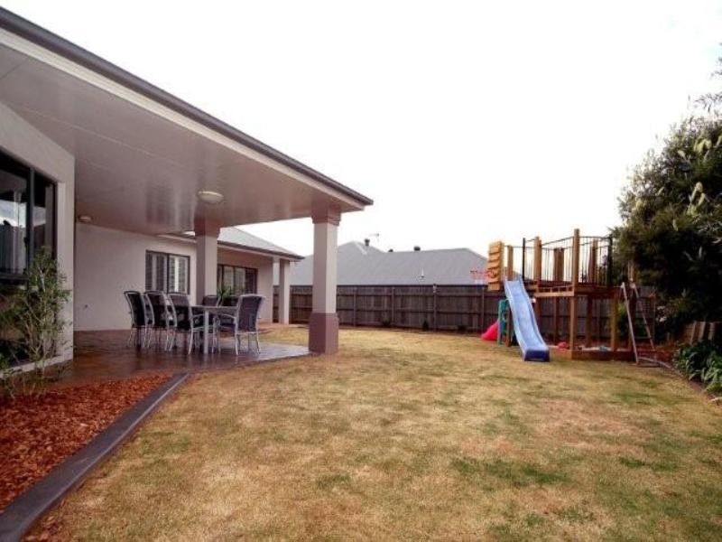 6 Howard Street, Middle Ridge QLD 4350