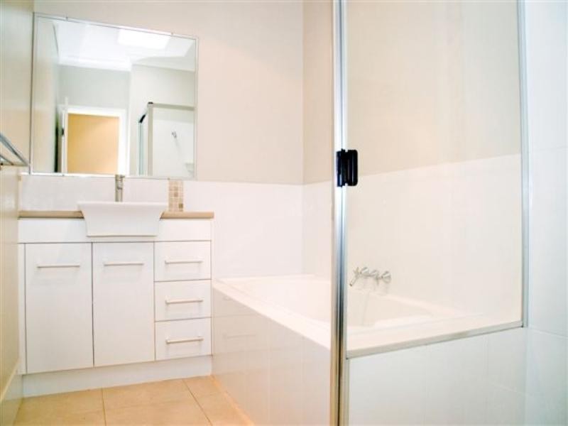 1/245 Mackenzie Street, Centenary Heights QLD 4350