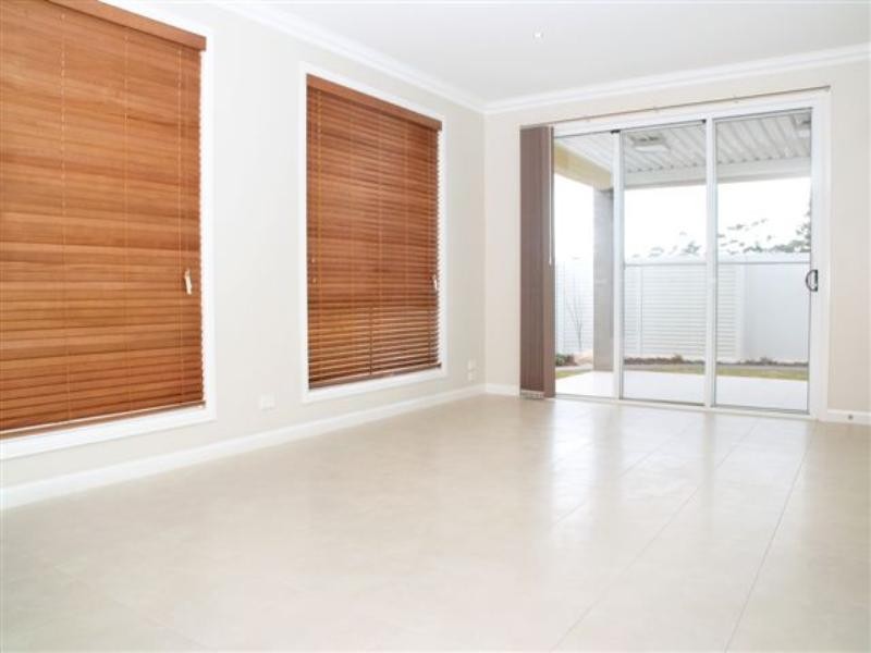 1/245 Mackenzie Street, Centenary Heights QLD 4350