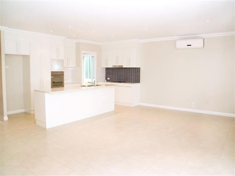 1/245 Mackenzie Street, Centenary Heights QLD 4350