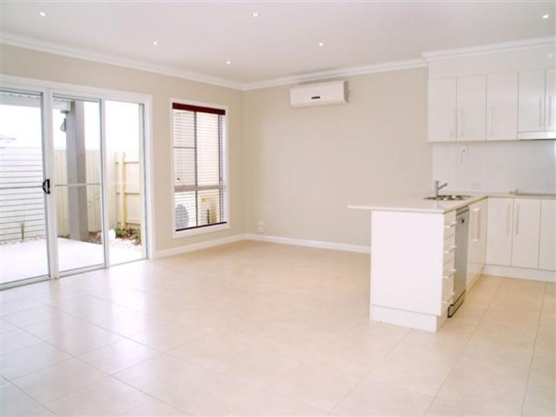 2/245 Mackenzie Street, Rangeville QLD 4350