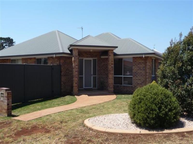 4 Menzies Street, Middle Ridge QLD 4350