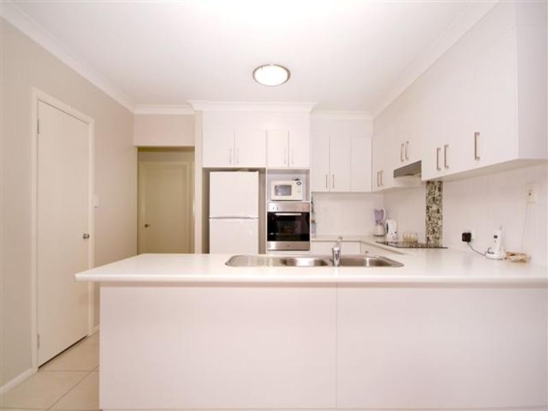 2/11 Sambar Court, Kearneys Spring QLD 4350