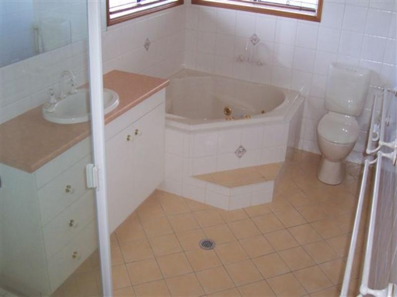 142 Spring Street, Kearneys Spring QLD 4350