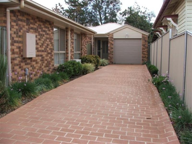 2/9a Gatfield Street, Newtown QLD 4305