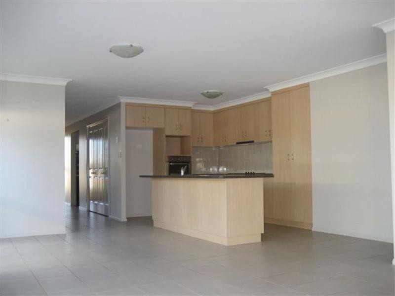 2/9a Gatfield Street, Newtown QLD 4305