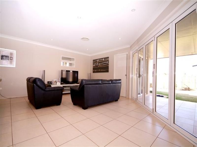 3 Nita Close, Middle Ridge QLD 4350