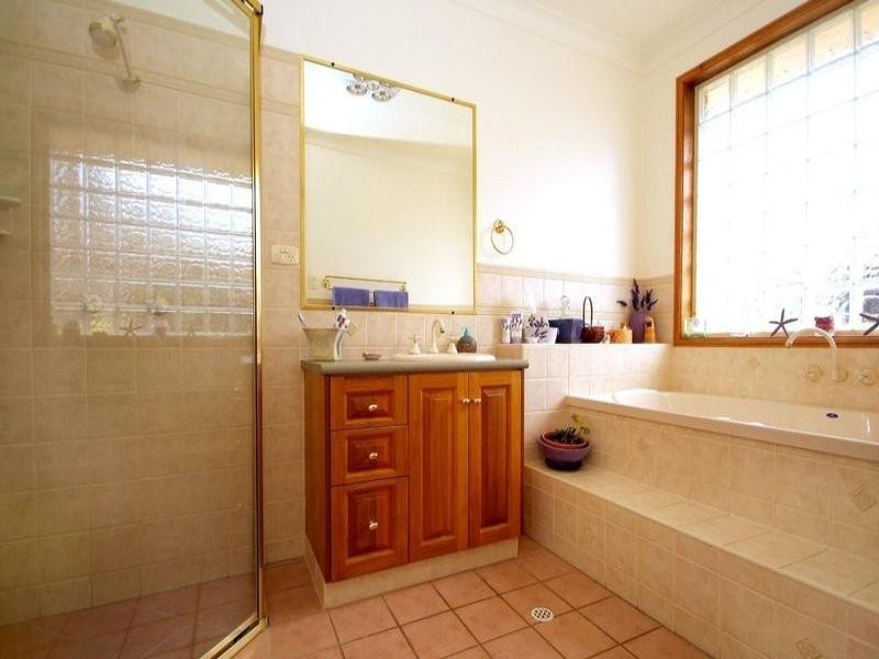 2 Howard Street, Middle Ridge QLD 4350
