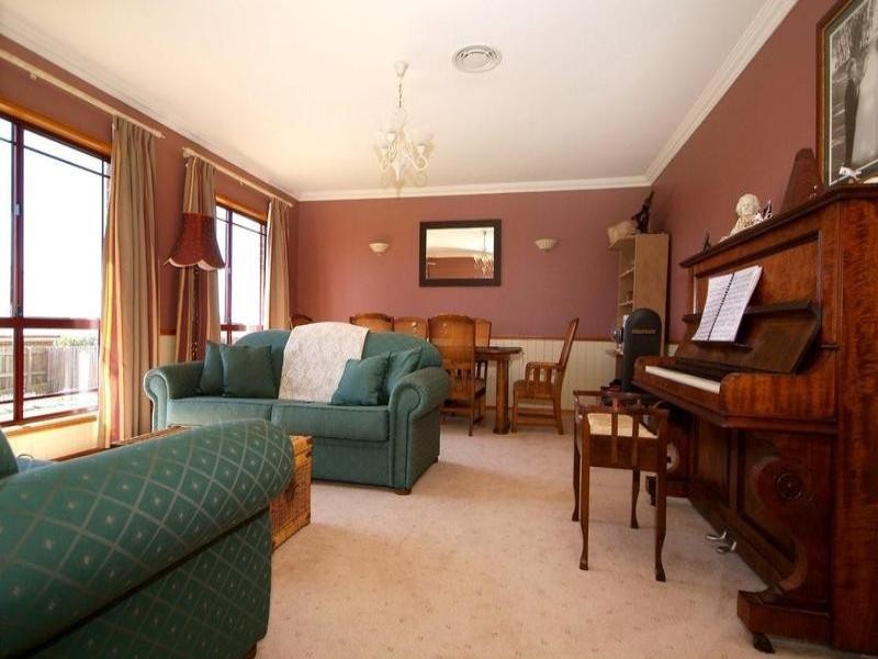 2 Howard Street, Middle Ridge QLD 4350