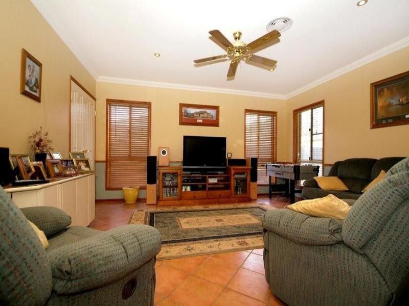 2 Howard Street, Middle Ridge QLD 4350