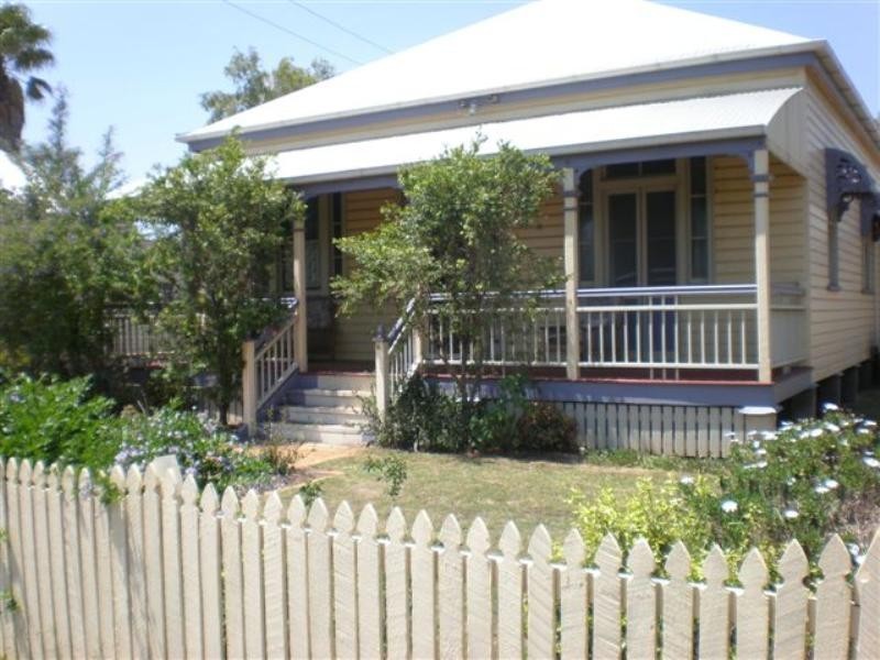 8 Albert Street, Newtown QLD 4305