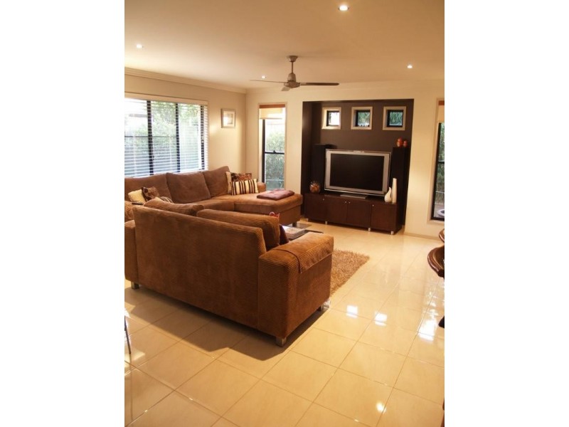 16 Banksdale Drive, Middle Ridge QLD 4350