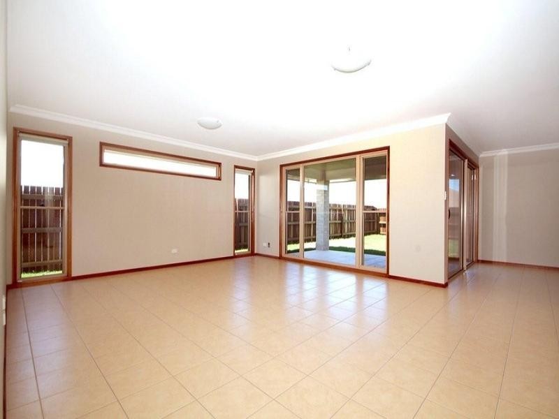 22 Pugh Street, Middle Ridge QLD 4350