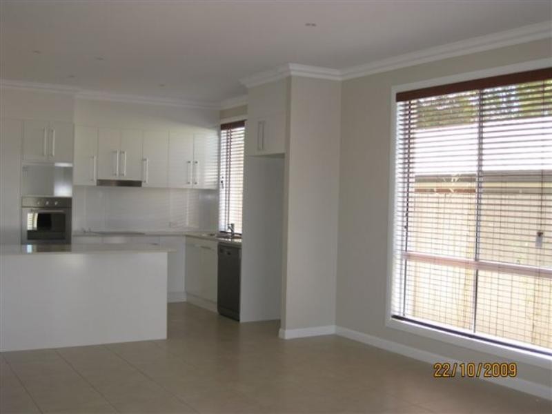 1/245 Mackenzie Street, Centenary Heights QLD 4350