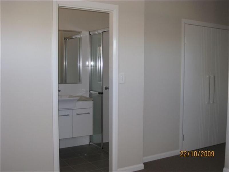 1/245 Mackenzie Street, Centenary Heights QLD 4350