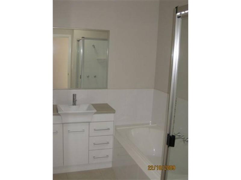 1/245 Mackenzie Street, Centenary Heights QLD 4350