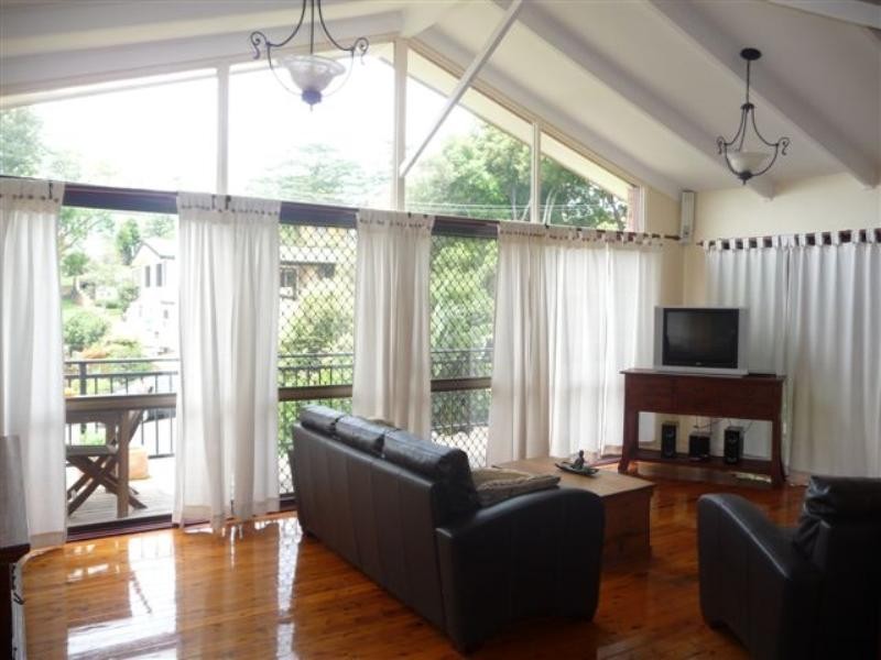 11 Ferguson Street, Mount Lofty QLD 4350