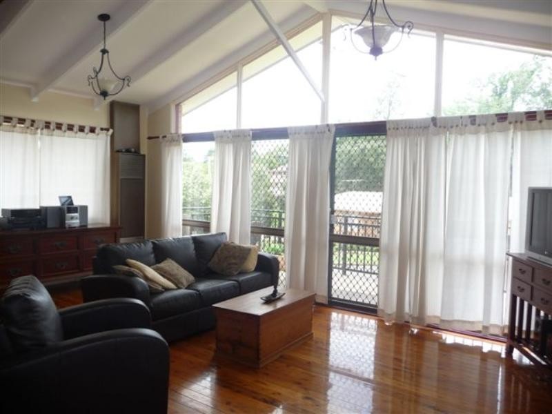 11 Ferguson Street, Mount Lofty QLD 4350